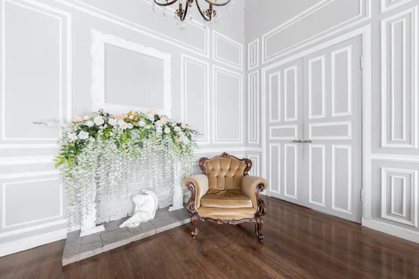Διακόσμηση σε ανοιξιάτικο. Το λευκό τζάκι. Εσωτερικό φωτεινό δωμάτιο σε κλασικό στυλ βασιλική πολυτέλεια — Φωτογραφία Αρχείου