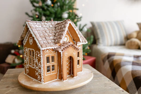 Gingerbread σπίτι, έννοια διακοπές των Χριστουγέννων και Ευτυχισμένο το νέο έτος. Αποεστιασμένα φώτα του χριστουγεννιάτικου δέντρου. Πρωί στο φωτεινό σαλόνι. Διάθεση διακοπών. — Φωτογραφία Αρχείου