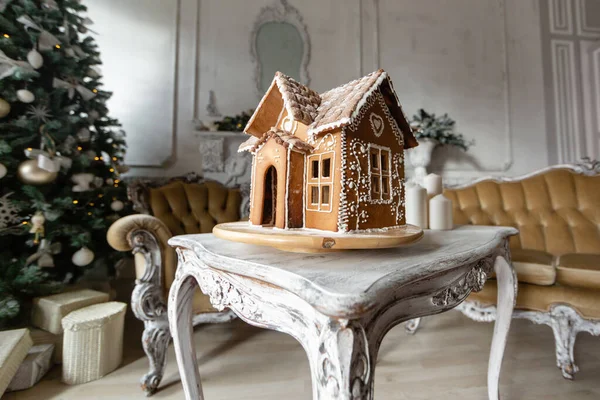 Gingerbread σπίτι, έννοια διακοπές των Χριστουγέννων και Ευτυχισμένο το νέο έτος. Αποεστιασμένα φώτα του χριστουγεννιάτικου δέντρου. Πρωί στο φωτεινό σαλόνι. Διάθεση διακοπών. — Φωτογραφία Αρχείου