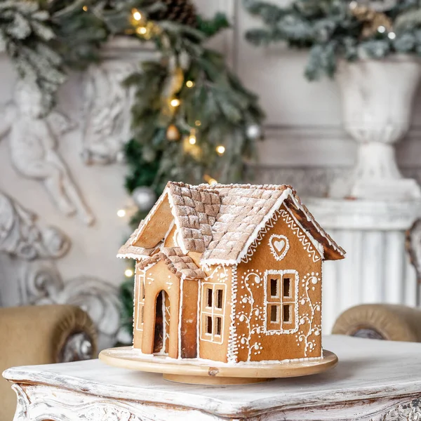 Gingerbread house, concept holiday of Christmas and Happy new year. Defocused lights of Christmas tree. Morning in the bright living room. Holiday mood. — Stock Photo, Image