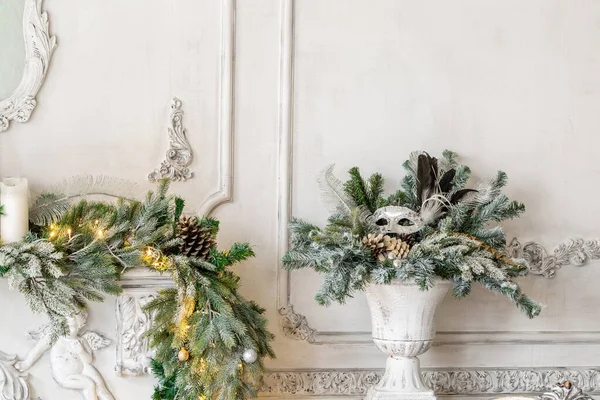 Κλείσιμο των κλαδιών των χριστουγεννιάτικων δέντρων με διακοσμητικές μπάλες, φιόγκους κορδέλας, νιφάδες χιονιού, κουκουνάρια και φώτα. — Φωτογραφία Αρχείου