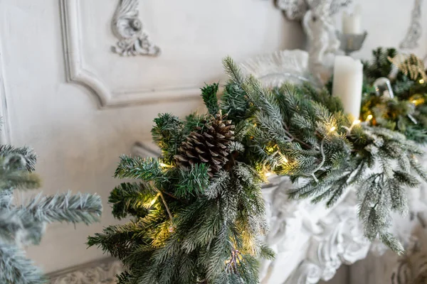 Closeup de ramos de árvore de Natal com bolas decorativas, laços de fita, flocos de neve, cones de pinho e luzes . — Fotografia de Stock