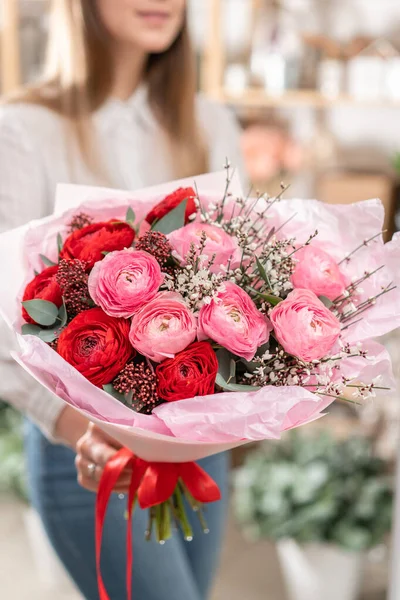 Hermoso ramo de flores mixtas en manos de mujeres. el trabajo de la floristería en una florería. Bonito ramo fresco. Entrega de flores — Foto de Stock