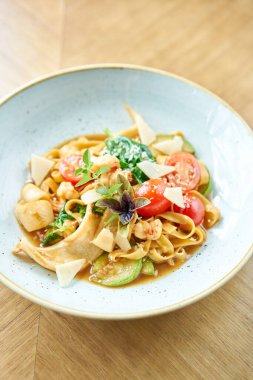 Deniz ürünleri ve domates soslu İtalyan makarna tagliatelle. Makarna Gamberini. Parmesan peyniri