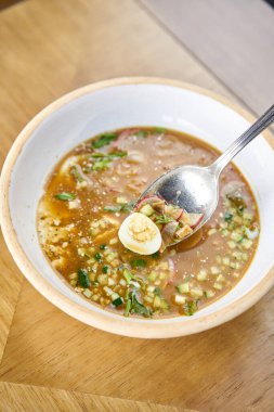 Çorba okroshka. Geleneksel Rus yaz soğuk yemeği ve ahşap arka planda kvass var. Restoran menüsü