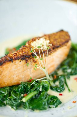 Biftek fileto ve ıspanakla süslenmiş. Restoran menüsü, bir dizi farklı yemeğin fotoğrafları.