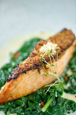 Biftek fileto ve ıspanakla süslenmiş. Restoran menüsü, bir dizi farklı yemeğin fotoğrafları.