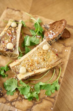 Chimichurri soslu dana kemik iliği ve kızarmış topuz. Bir doğrama ahşap Tahta üzerinde servis edilir. Menü Barbekü restoran