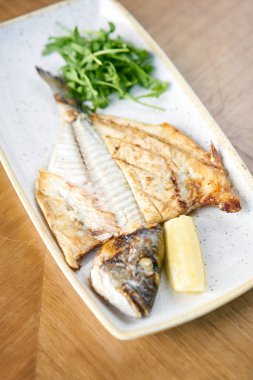 Arugula ve limon ile Tabak Dorado. Barbekü deniz ürünleri. Restoran menüsü