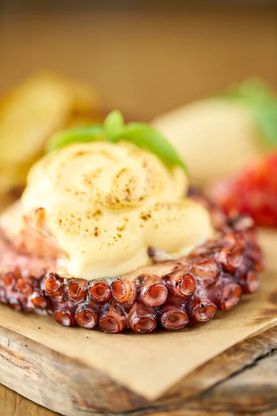 Closeup Roasted octopus BBQ with Baked potato. Wooden plate. Restaurant menu — Stock Photo, Image
