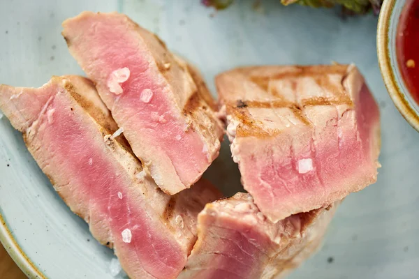 Крупный план Средний редкий тунец с салатом и острым соусом. Меню ресторана — стоковое фото