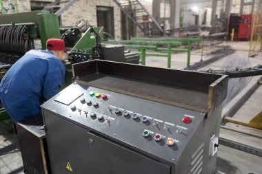 Metalle çalışan işçiler, beton takviyesi için kaynak yapıyorlar. Ev inşa fabrikası. Endüstriyel iç mekan. Beton fabrikası.