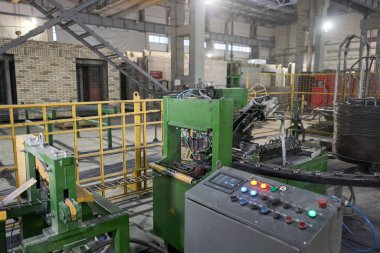 Demir kaynaklama ve ağ takviyesi için büyük bir endüstriyel makine. Beton takviyesi için. Ev inşa fabrikası. Endüstriyel iç mekan. Beton fabrikası.