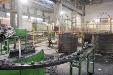 Demir kaynaklama ve ağ takviyesi için büyük bir endüstriyel makine. Beton takviyesi için. Ev inşa fabrikası. Endüstriyel iç mekan. Beton fabrikası.