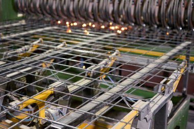 Demir kaynaklama ve ağ takviyesi için büyük bir endüstriyel makine. Beton takviyesi için. Ev inşa fabrikası. Endüstriyel iç mekan. Beton fabrikası.