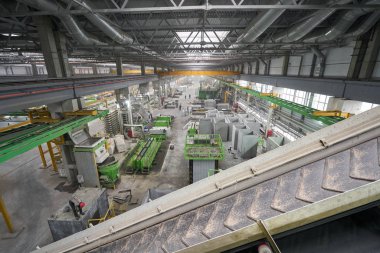 Nizhny Novgorod, Rusya - 30 Ekim 2019. Bitki Km Precast. House-Building fabrikasının atölyesinde çalışanlar. Endüstriyel iç mekan. Beton fabrikası.