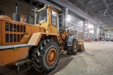Nizhny Novgorod, Rusya - 30 Ekim 2019. Bitki Km Precast. Büyük inşaat makineleri, traktör kum döküyor. House-Building fabrikasının atölyesi. Endüstriyel iç mekan. Beton fabrikası.