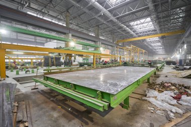 Nizhny Novgorod, Rusya - 30 Ekim 2019. Bitki Km Precast. House-Building fabrikasının atölyesinde çalışanlar. Endüstriyel iç mekan. Beton fabrikası.