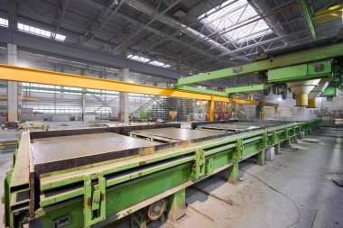 Nizhny Novgorod, Rusya - 30 Ekim 2019. Bitki Km Precast. House-Building fabrikasının atölyesinde çalışanlar. Endüstriyel iç mekan. Beton fabrikası.