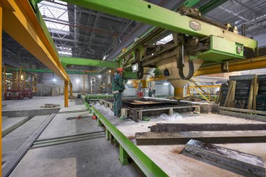 Nizhny Novgorod, Rusya - 30 Ekim 2019. Bitki Km Precast. House-Building fabrikasının atölyesinde çalışanlar. Endüstriyel iç mekan. Beton fabrikası.