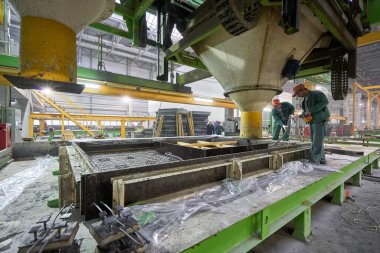 Nizhny Novgorod, Rusya - 30 Ekim 2019. Bitki Km Precast. House-Building fabrikasının atölyesinde çalışanlar. Endüstriyel iç mekan. Beton fabrikası.