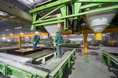 Nizhny Novgorod, Rusya - 30 Ekim 2019. Bitki Km Precast. House-Building fabrikasının atölyesinde çalışanlar. Endüstriyel iç mekan. Beton fabrikası.