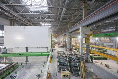 Nizhny Novgorod, Rusya - 30 Ekim 2019. Bitki Km Precast. House-Building fabrikasının atölyesinde çalışanlar. Endüstriyel iç mekan. Beton fabrikası.