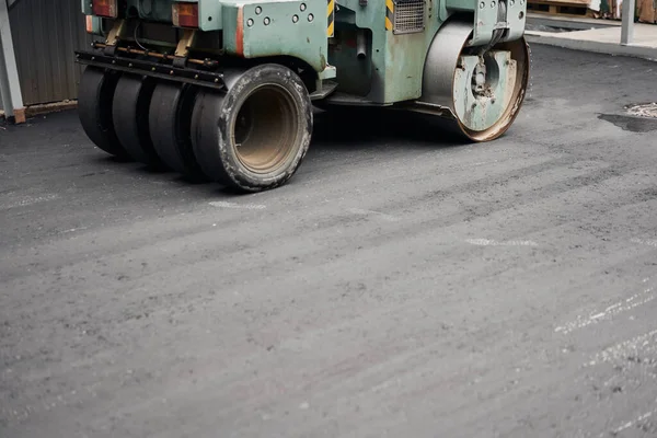 Asfalt Compactors voert wegenreparatiewerkzaamheden uit. Ik leg nieuw asfalt. Grote zware machines. Aanleg van een nieuwe asfaltweg. — Stockfoto