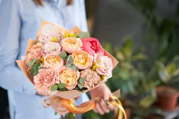 Avrupa çiçekçisi. Kadınların elinde güzel bir buket karışık çiçek. Çiçekçi dükkanındaki çiçekçinin işi. Taze kesilmiş çiçek getirdim.. — Stok fotoğraf