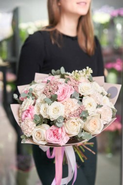 Avrupa çiçekçisi. Kadınların elinde güzel bir buket karışık çiçek. Çiçekçi dükkanındaki çiçekçinin işi. Taze kesilmiş çiçek getirdim..
