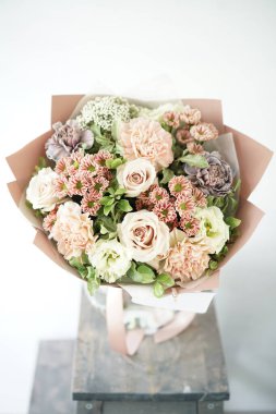 Cam vazoda güzel bir buket karışık çiçek. Çiçekçi dükkanındaki çiçekçinin işi. Taze kesilmiş çiçek getirdim. Avrupa Çiçek Dükkanı.