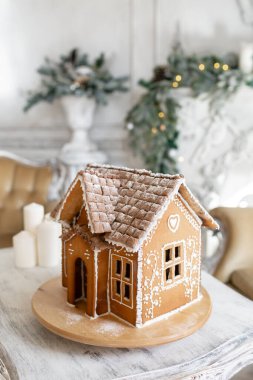 Kartpostallı zencefilli kurabiye evi. Noel ağacının odaksız ışıkları. Tatil havası. Noel ve Mutlu Yıllar.
