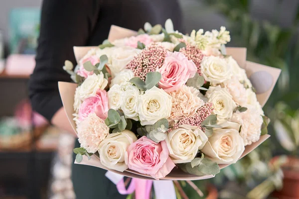 Loja floral europeia. Belo buquê de flores mistas em mãos de mulheres. o trabalho da florista em uma loja de flores. Entrega flor de corte fresco . — Fotografia de Stock