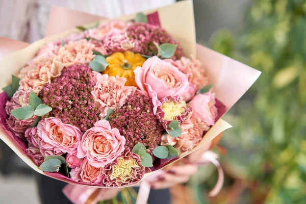 Loja floral europeia. Belo buquê de flores mistas em mãos de mulheres. o trabalho da florista em uma loja de flores. Entrega flor de corte fresco . — Fotografia de Stock