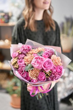 Pembe şakayıklar, Sarah Bernhardt ve farklı çiçekler. Avrupa çiçekçisi. Kadınların elinde güzel bir buket. Çiçekçi dükkanındaki çiçekçinin işi. Taze kesilmiş çiçek getirdim..