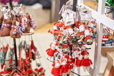 Riga, Letonya - 11 Aralık 2019. Riga Alışveriş Merkezi Stockman. Noel panayırı. Mağazada bir sürü Noel süsü var. Yeni yıl ağacı için Noel alışverişi.