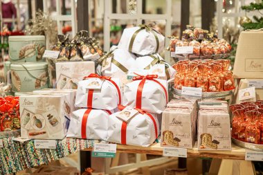 Riga, Letonya - 11 Aralık 2019. Riga Alışveriş Merkezi Stockman. Noel panayırı. Noel pazarı, Noel meyveli pasta. Kuru meyveler. Hediyeler masaya saçıldı..