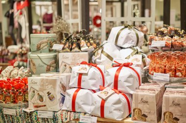 Riga, Letonya - 11 Aralık 2019. Riga Alışveriş Merkezi Stockman. Noel panayırı. Noel pazarı, Noel meyveli pasta. Kuru meyveler. Hediyeler masaya saçıldı..