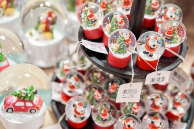 Riga, Letonya - 11 Aralık 2019. Riga Alışveriş Merkezi Stockman. Noel panayırı. Mağazada bir sürü Noel süsü var. Yeni yıl ağacı için Noel alışverişi.