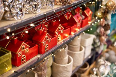 Dekor pazarı. Mağazada bir sürü Noel süsü var. Yılbaşı ağacı için Noel alışverişi.