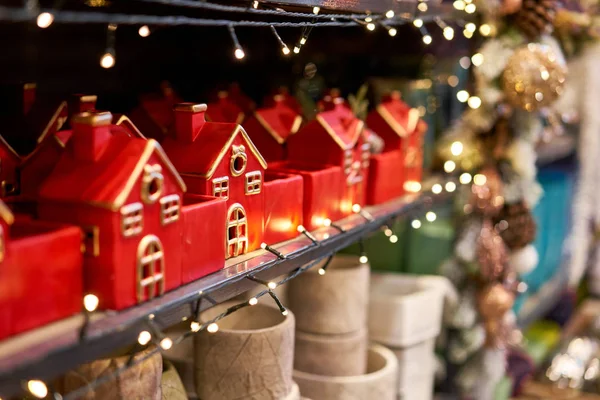 Marché du décor. Beaucoup de décoration de Noël en magasin. Shopping de Noël pour le nouvel arbre de l'année. — Photo