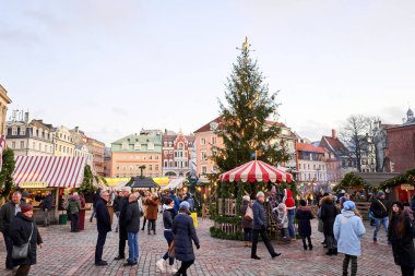 Riga, Letonya - 09 Aralık 2019. Eski Şehir 'de, Kubbe Meydanı' ndaki Noel pazarında. İnsanlar Avrupa 'daki bir Noel pazarından geleneksel hediyeler alıyorlar. Yılbaşı hediyeleri satarak evleri takas etmek..