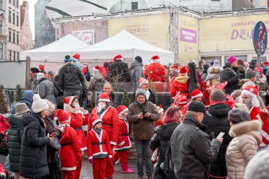 Riga, Letonya - 08 Aralık 2019. Eski Şehir 'de, Kubbe Meydanı' ndaki Noel pazarında. İnsanlar Avrupa 'daki bir Noel pazarından geleneksel hediyeler alıyorlar. Yılbaşı hediyeleri satarak evleri takas etmek..
