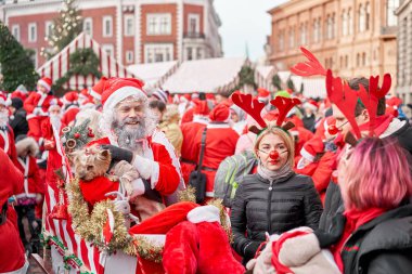Riga, Letonya - 08 Aralık 2019. Eski Şehir 'de, Kubbe Meydanı' ndaki Noel pazarında. İnsanlar Avrupa 'daki bir Noel pazarından geleneksel hediyeler alıyorlar. Yılbaşı hediyeleri satarak evleri takas etmek..