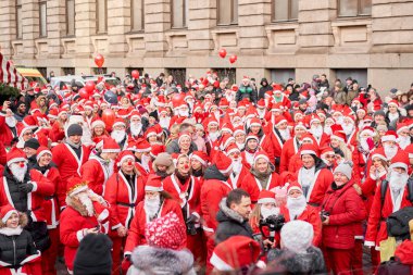 Riga, Letonya - 08 Aralık 2019. Eski Şehir 'de, Kubbe Meydanı' ndaki Noel pazarında. İnsanlar Avrupa 'daki bir Noel pazarından geleneksel hediyeler alıyorlar. Yılbaşı hediyeleri satarak evleri takas etmek..