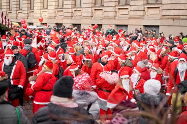 Riga, Letonya - 08 Aralık 2019. Eski Şehir 'de, Kubbe Meydanı' ndaki Noel pazarında. İnsanlar Avrupa 'daki bir Noel pazarından geleneksel hediyeler alıyorlar. Yılbaşı hediyeleri satarak evleri takas etmek..