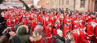 Riga, Letonya - 08 Aralık 2019. Eski Şehir 'de, Kubbe Meydanı' ndaki Noel pazarında. İnsanlar Avrupa 'daki bir Noel pazarından geleneksel hediyeler alıyorlar. Yılbaşı hediyeleri satarak evleri takas etmek..