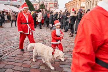 Riga, Letonya - 08 Aralık 2019. Eski Şehir 'de, Kubbe Meydanı' ndaki Noel pazarında. İnsanlar Avrupa 'daki bir Noel pazarından geleneksel hediyeler alıyorlar. Yılbaşı hediyeleri satarak evleri takas etmek..