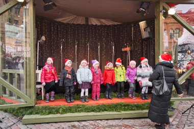 Riga, Letonya - 08 Aralık 2019. Eski Şehir 'de, Kubbe Meydanı' ndaki Noel pazarında. İnsanlar Avrupa 'daki bir Noel pazarından geleneksel hediyeler alıyorlar. Yılbaşı hediyeleri satarak evleri takas etmek..