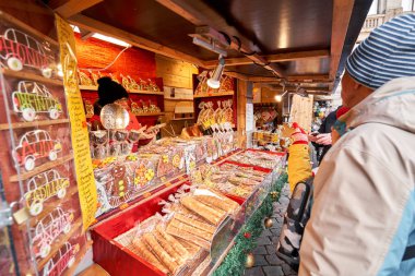 Riga, Letonya - 08 Aralık 2019. Eski Şehir 'de, Kubbe Meydanı' ndaki Noel pazarında. İnsanlar Avrupa 'daki bir Noel pazarından geleneksel hediyeler alıyorlar. Yılbaşı hediyeleri satarak evleri takas etmek..